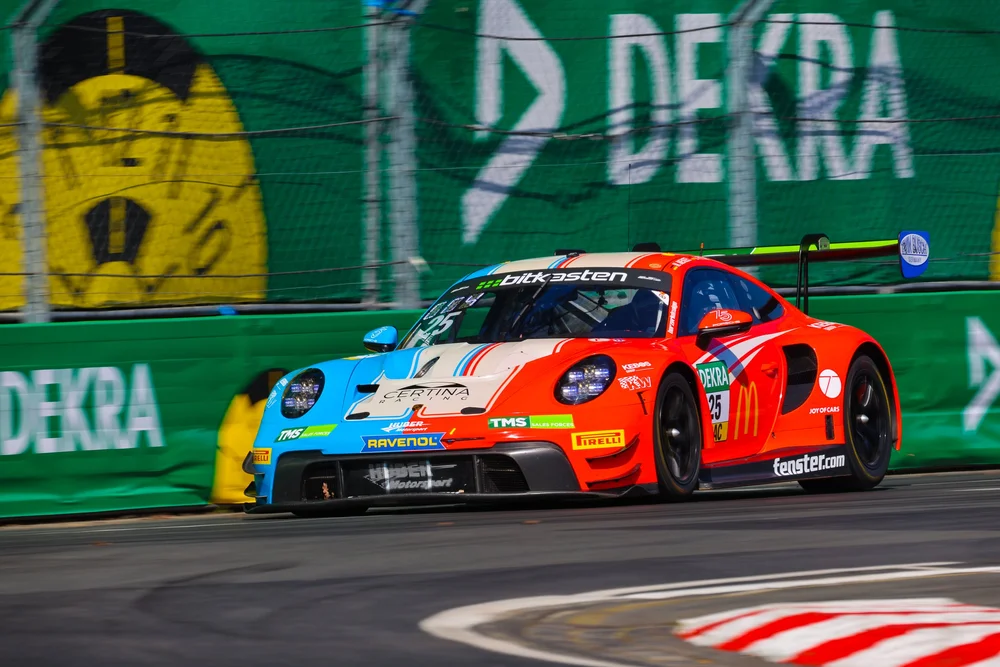 Debüt-Erfolg im ADAC GT Masters: Huber Motorsport triumphiert bei Porsche-Festspielen