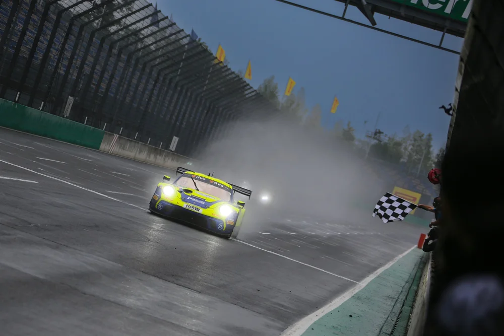 Das Porsche-Duo Engelhart/Güven bleibt im Regen cool