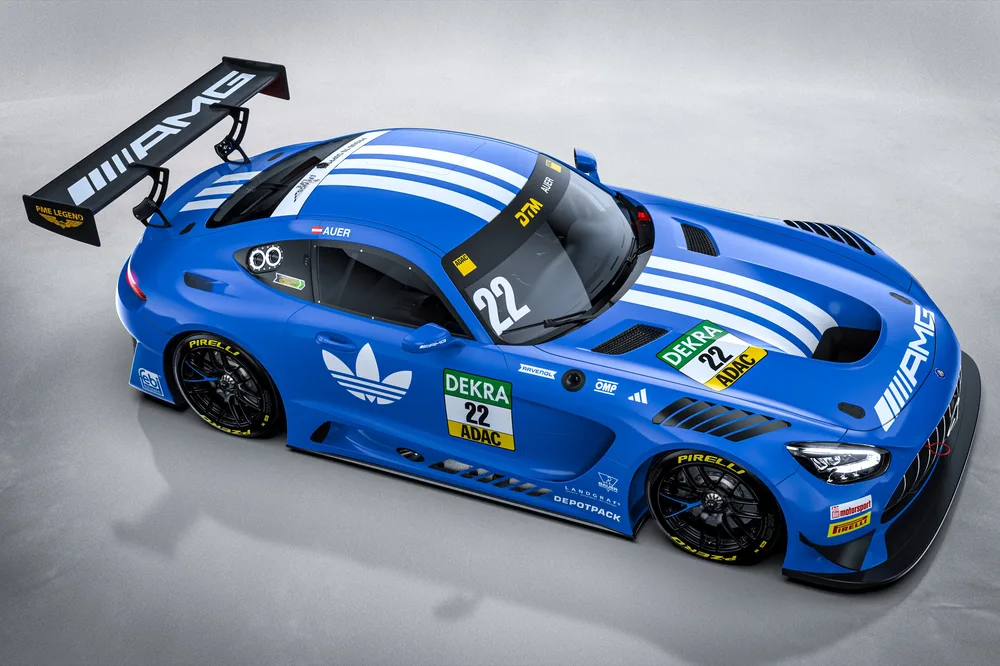 Lucas Auer pilotiert einen Mercedes-AMG GT3 im Adidas-Look (Foto: Mercedes-AMG)