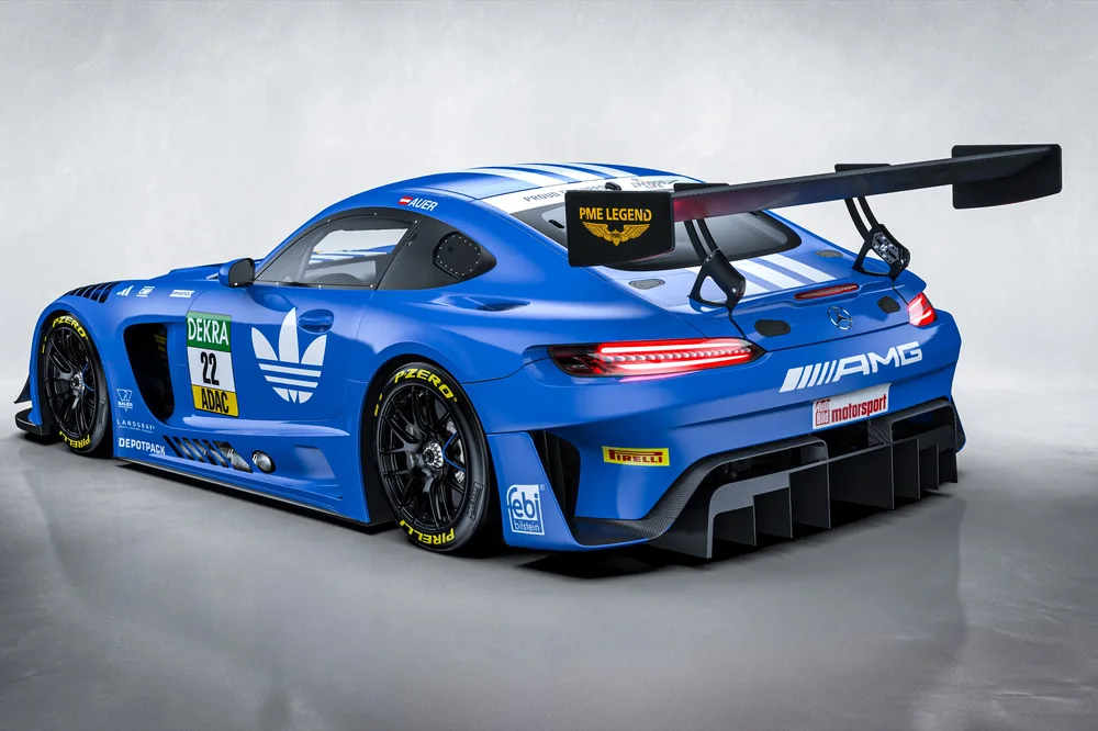 Die blau-weiße Farbgebung von Lucas Auer erinnert an die typischen Schuhkartons von Adidas (Foto: Mercedes-AMG)
