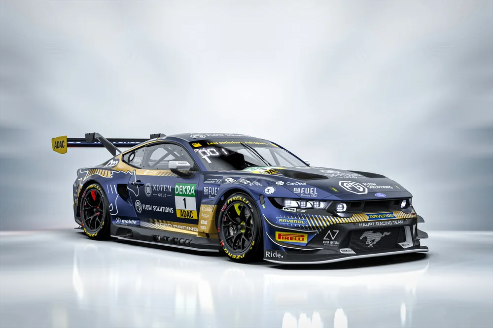 Im blauen Ford Mustang GT3 #1 mit goldenen Akzenten nehmen Max Reis und Emil Gjerdrum Platz (Foto: Haupt Racing Team)