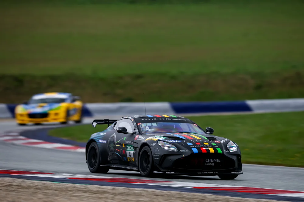 Britisches Flair durch den Aston Martin von COSY Racing by ESM