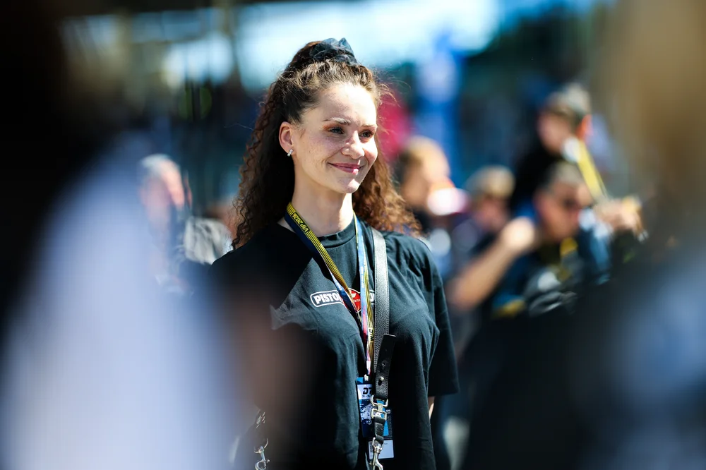 Model Betty Taube ist großer DTM-Fan