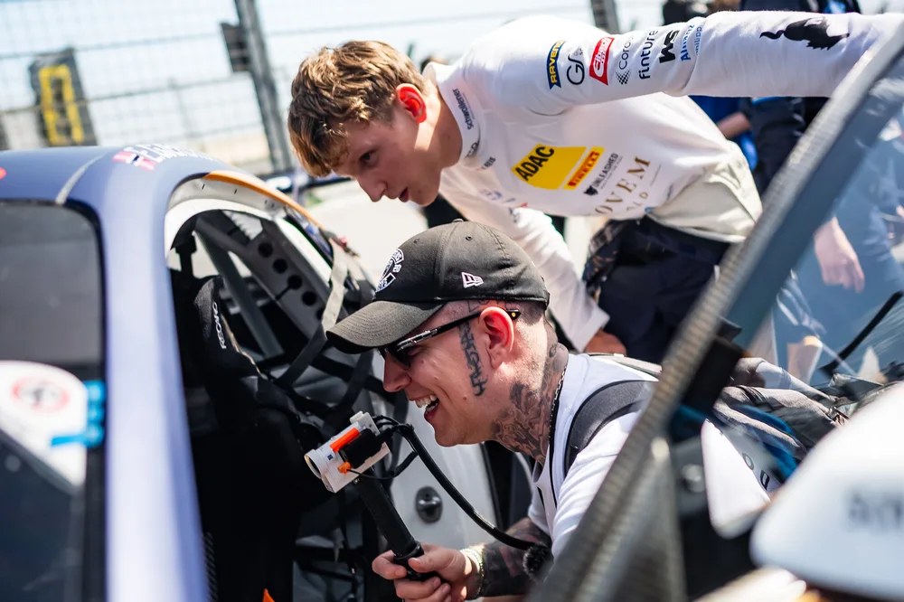Gaming-Star MontanaBlack schaute sich den Ford Mustang GT3 von ADAC GT Masters-Pilot Max Reis an
