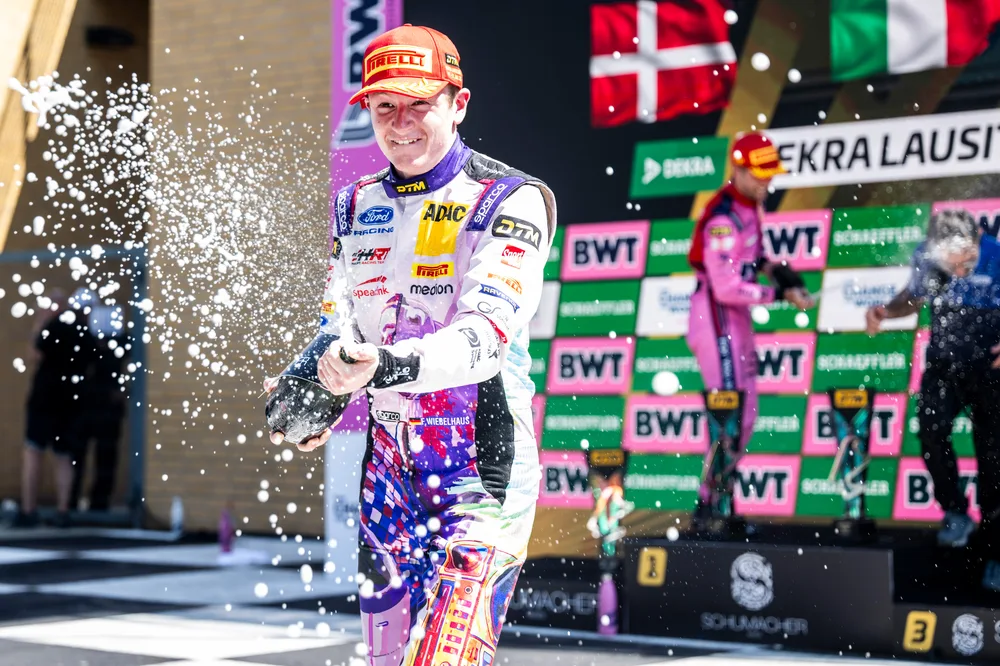 Kindheitstraum erfüllt: Ford-Pilot Finn Wiebelhaus auf dem DTM-Podium