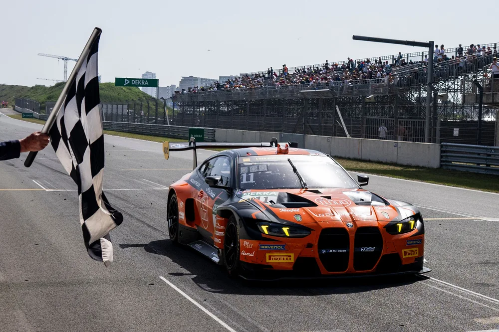 Die Zielflagge für Tim Zimmermann und Leyton Fourie in Zandvoort