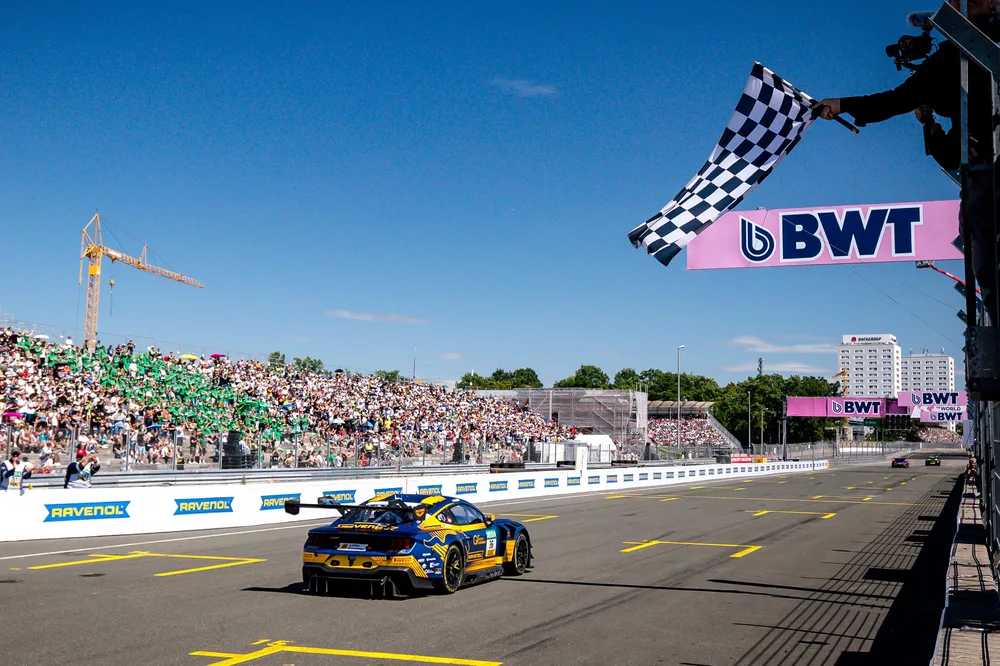 Der Inder Arjun Maini holte das erste Podium mit dem Ford Mustang GT3