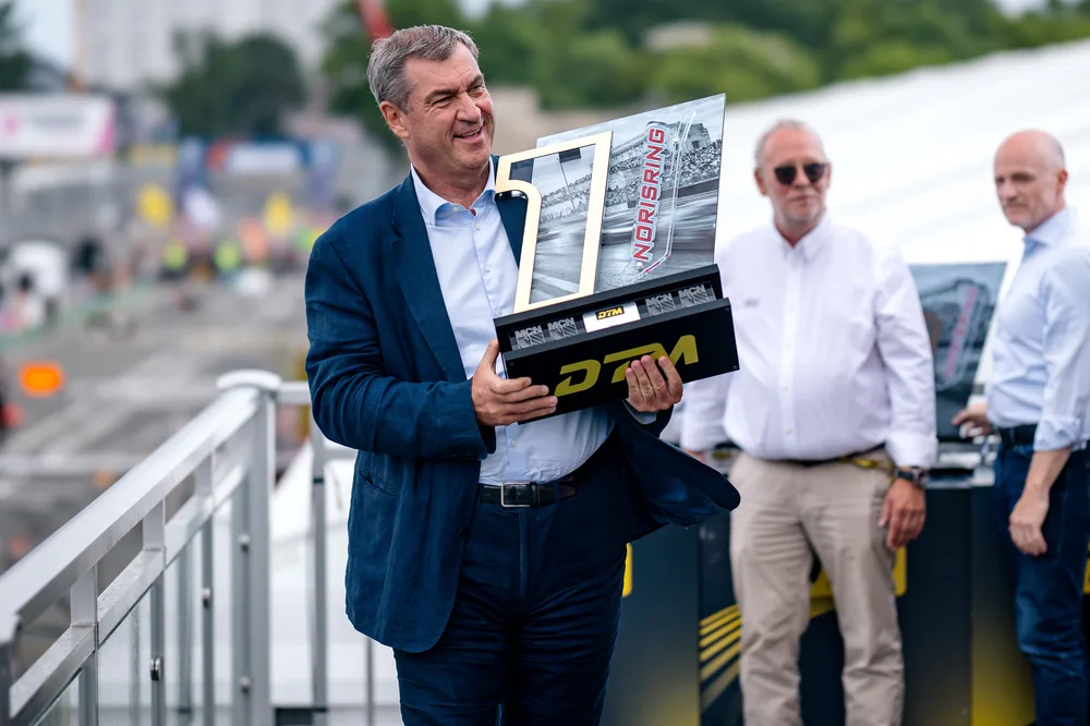 Bayerns Ministerpräsident Dr. Markus Söder überreichte am Sonntag den DTM-Siegerpokal