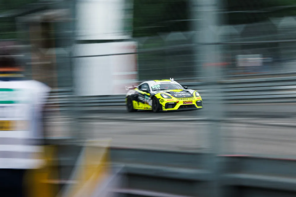Tabellenführer: Denny Berndt und Lachlan Robinson im Porsche 718 Cayman GT4