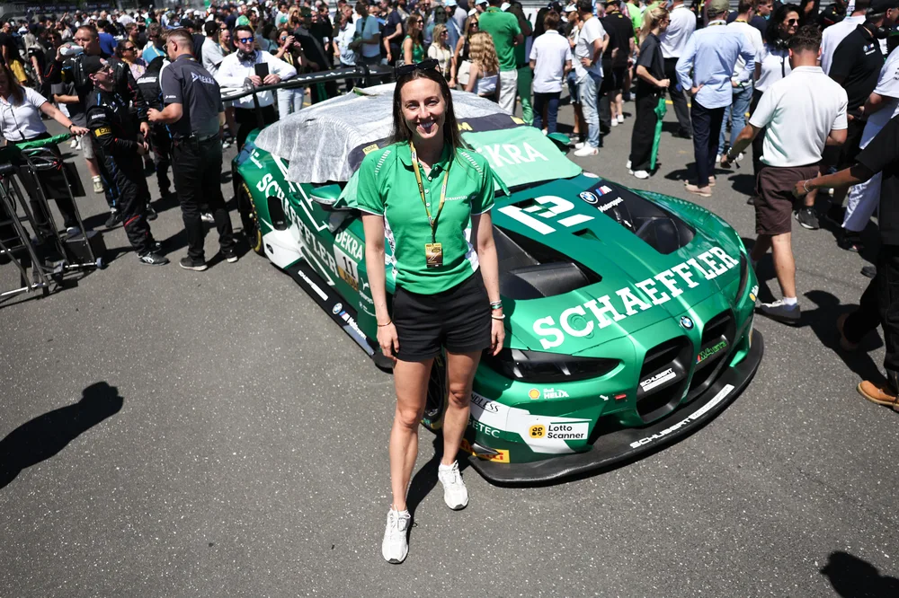 Schwimm-Weltmeisterin Leonie Beck besuchte zum ersten Mal die DTM