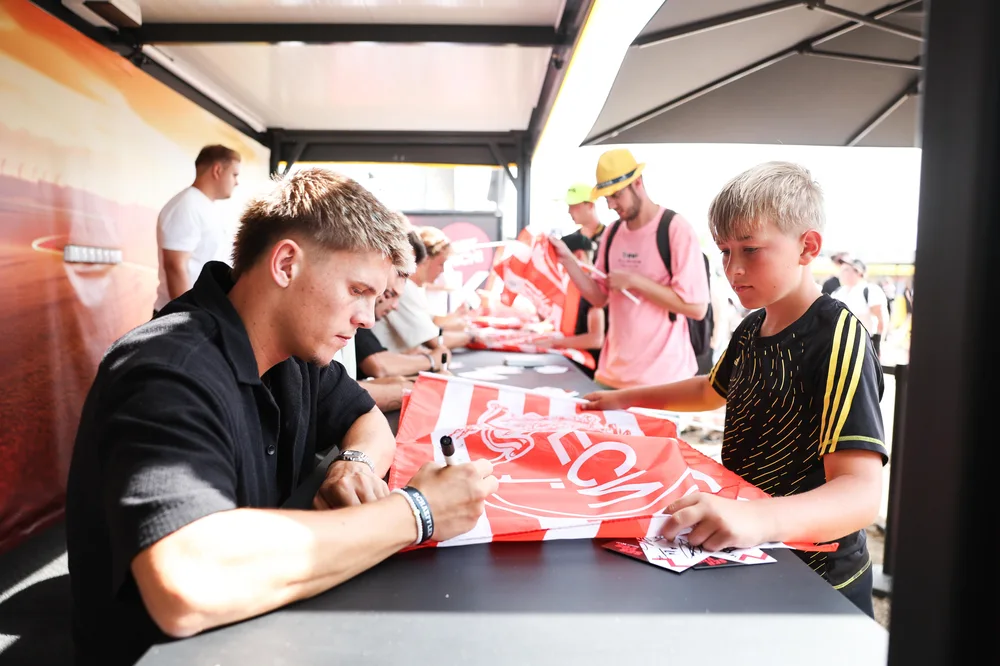 Die Spieler des 1. FC Nürnberg schrieben am Norisring fleißig Autogramme