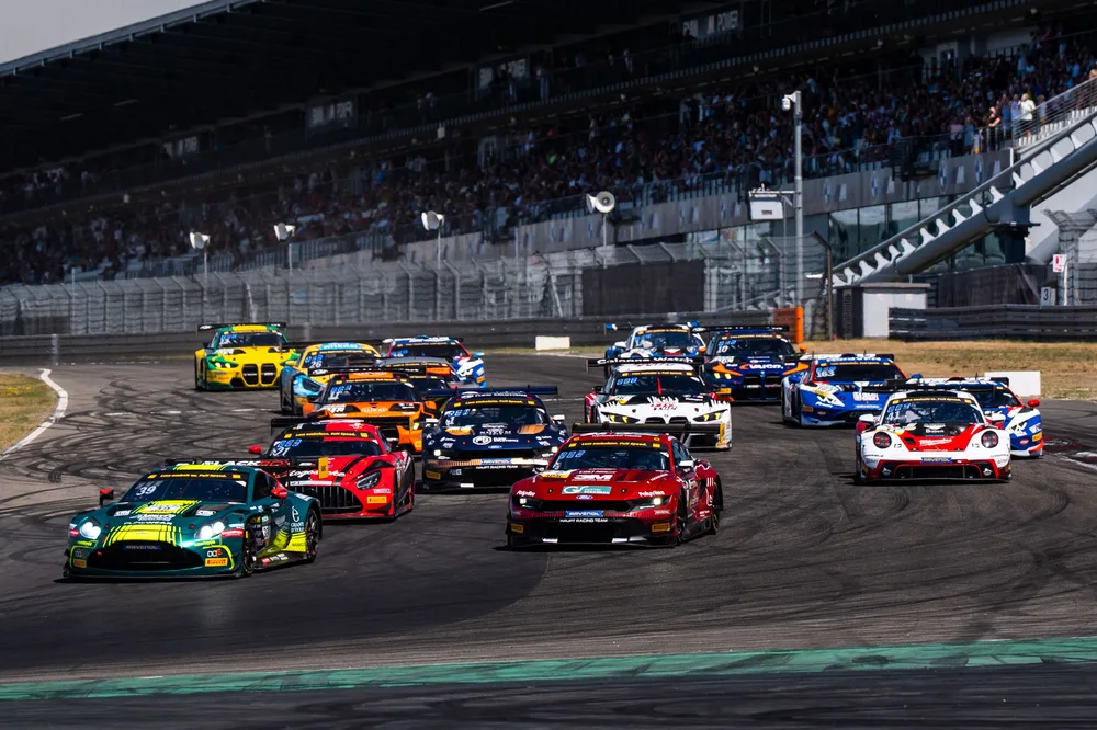 Aston Martin-Team Comtoyou mit Debütsieg am Nürburgring