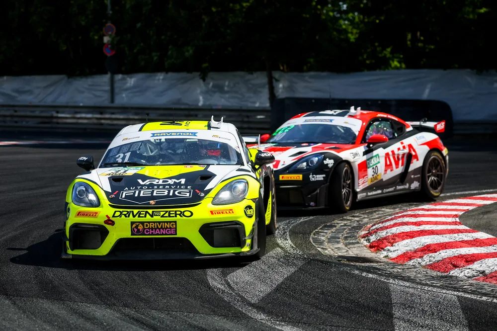Die beiden Porsche von AVIA W&S Motorsport kämpfen um die Tabellenspitze