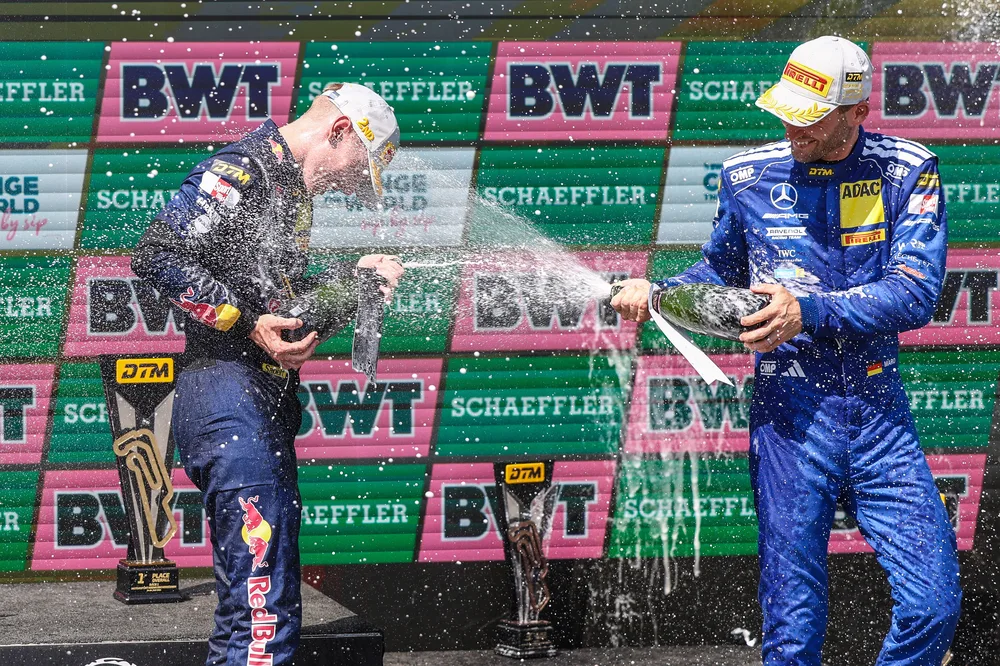 Beste Stimmung auf dem DTM-Podium bei Luca Engstler und Maro Engel (l-r)