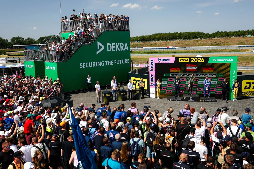 Großartige Stimmung bei den vielen Fans am DTM-Podium mitten im Fahrerlager