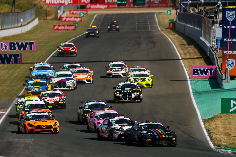 Aston Martin feiert Start-Ziel-Sieg in Oschersleben