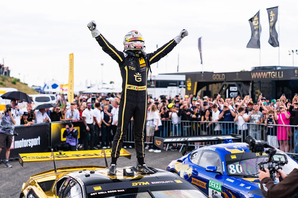Sonntagssieger Mirko Bortolotti jubelte vor dem DTM-Podium im Fahrerlager
