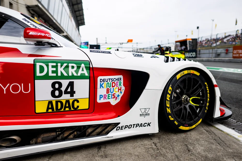 Der Mercedes-AMG GT3 von Tom Kalender mit dem Sticker des Deutschen Kinderbuchpreises