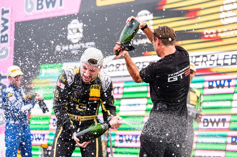 Jubel auf dem DTM-Podium bei Mirko Bortolotti und Gottfried Grasser (Teamchef TGI Team by GRT)