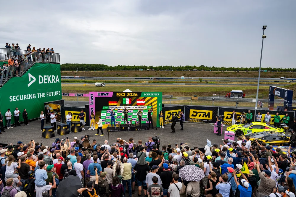 Viele Fans verfolgten die Siegerehrung am DTM-Podium im Fahrerlager