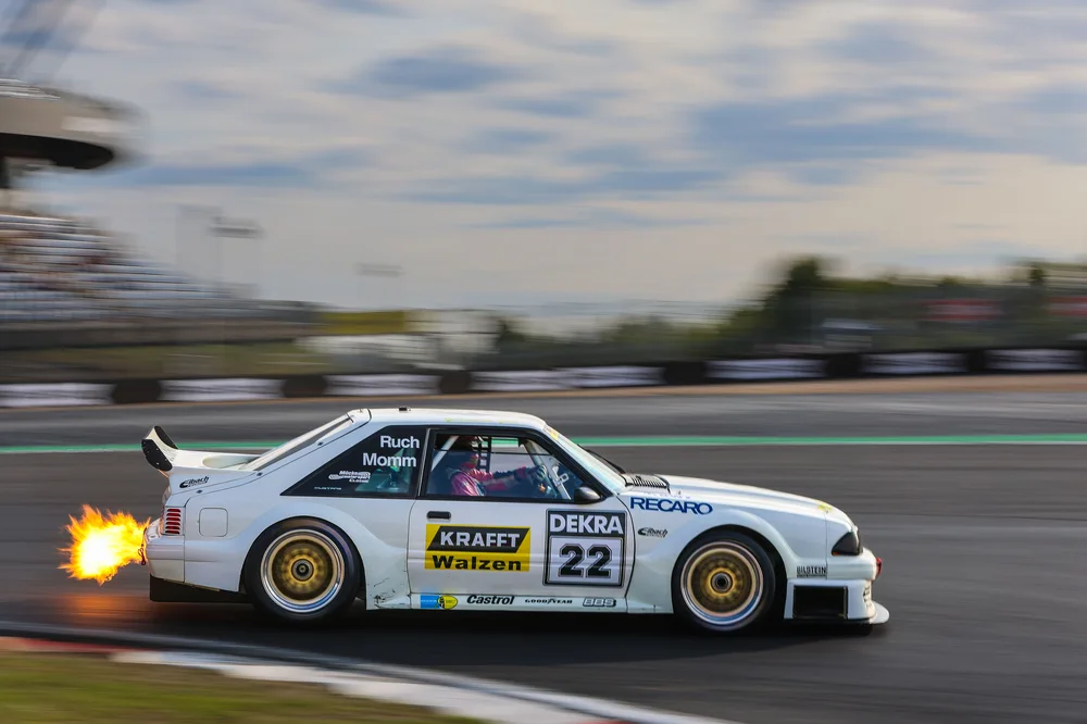Ikonen auf der Strecke, Legende am Steuer: Mustang und Kurt Thiim bei der DTM Classic am Nürburgring