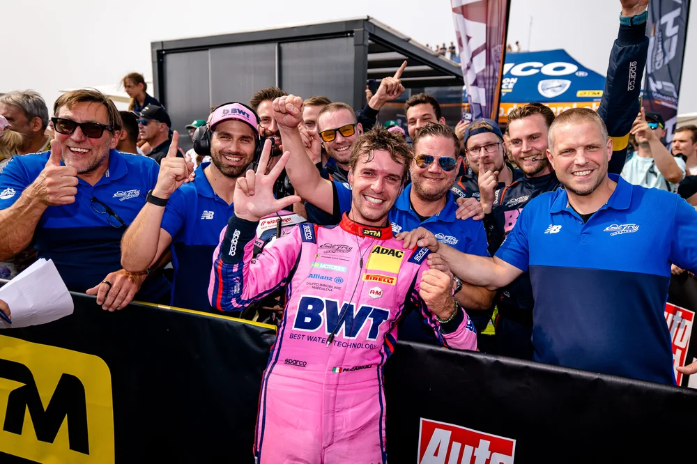 Jubel über den dritten DTM-Sieg von Matteo Cairoli bei Emil Frey Racing