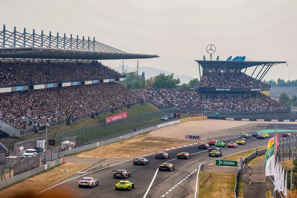 Volle Tribünen beim Samstagsrennen der DTM auf dem Nürburgring