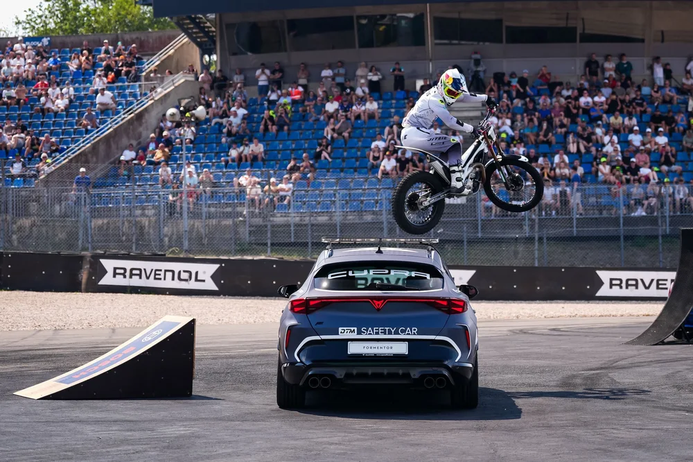 Adrian Guggemos begeisterte die DTM-Fans mit spektakulären Stunts