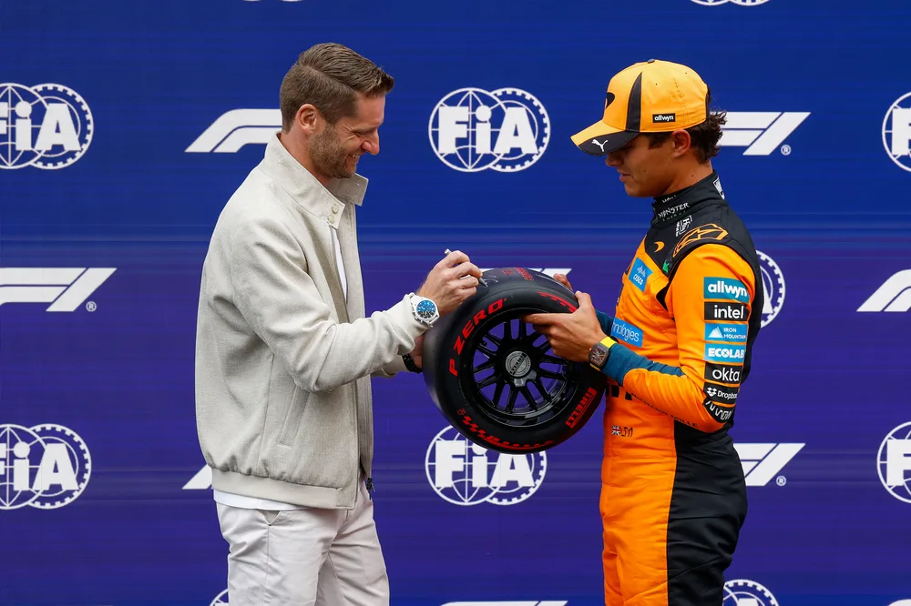 Schöne Geste: Formel-1-Pilot Lando Norris lässt sich den Award von Maro Engel signieren