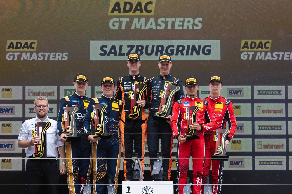 Das Podium am Salzburgring: Fabian Dybionka, Emil Gjerdrum, Leyton Fourie, Tim Zimmermann, Kiano Blum und Niklas Kalus (v.l.)