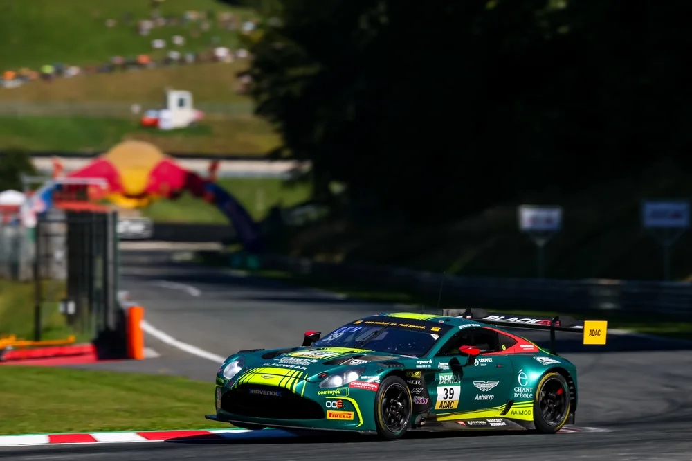 Podium für den Comtoyou Racing-Aston Martin Vantage GT3 Evo von Jamie Day/Baudouin Detout