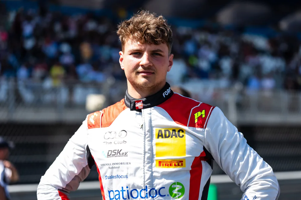Der Sachse Simon Connor Primm bringt die Erfahrung aus drei Saisons im ADAC GT Masters mit