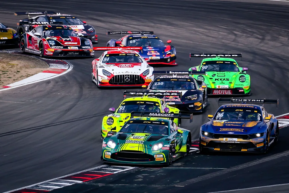Nicki Thiim startet in einem grünen Aston Martin Vantage GT3