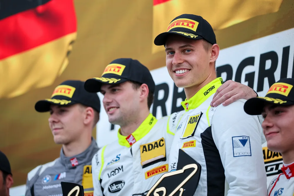 Denny Berndt und Lachlan Robinson (beide Mitte) führen die Tabelle an