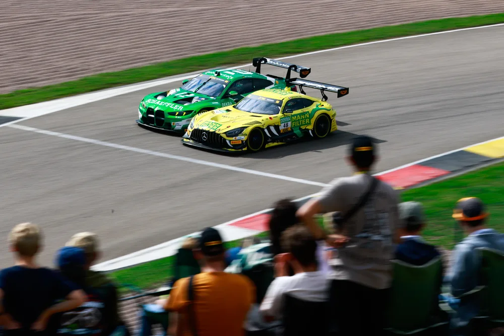 Marco Wittmann im Duell mit Jules Gounon im gelben Mercedes-AMG GT3