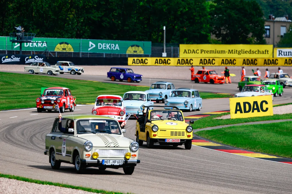 Im Rahmen der Red Bull Rennpappe ging es für 50 Trabanten auf den Sachsenring
