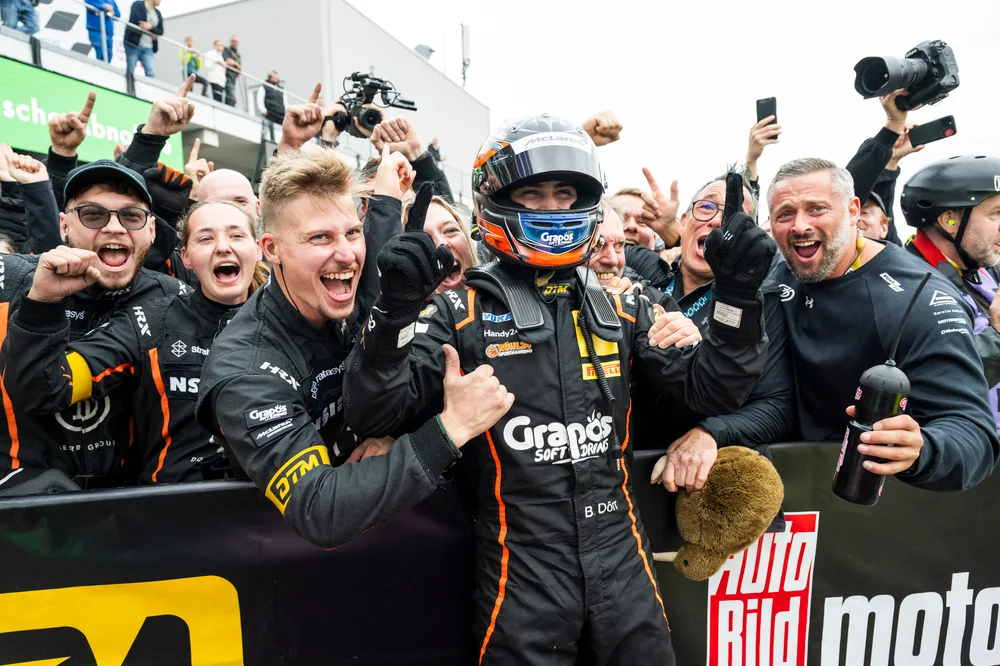 Großer Jubel über den Sieg im Sonntagsrennen bei Ben Dörr und Dörr Motorsport