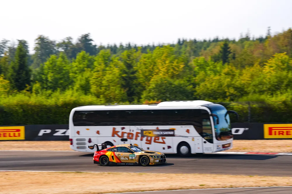 Bei der Track Safari geht es in Bussen auf den Hockenheimring