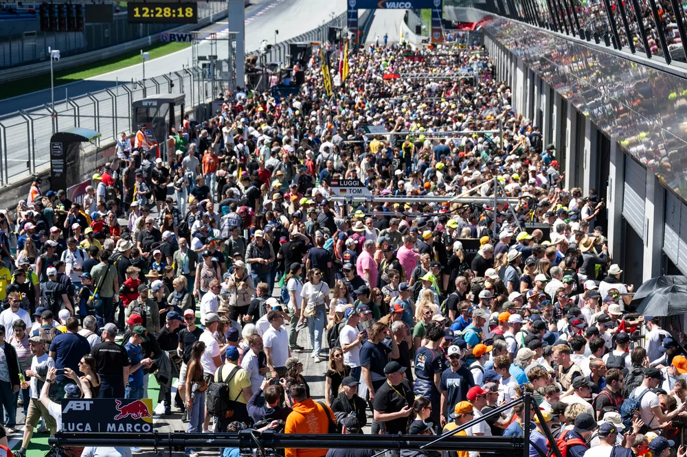 Beim Pitwalk tauchen die Besucher mitten in die faszinierende Welt der DTM ein