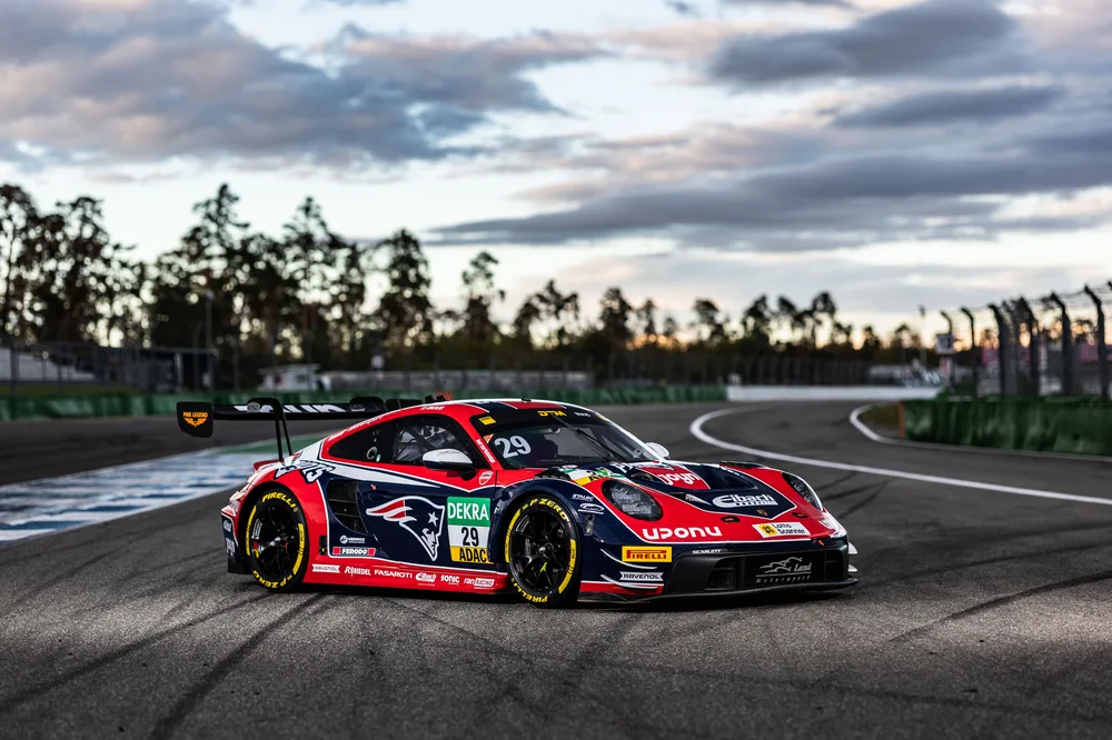Der Porsche 911 GT3 R von Land-Motorsport strahlt in den Farben der New England Patriots