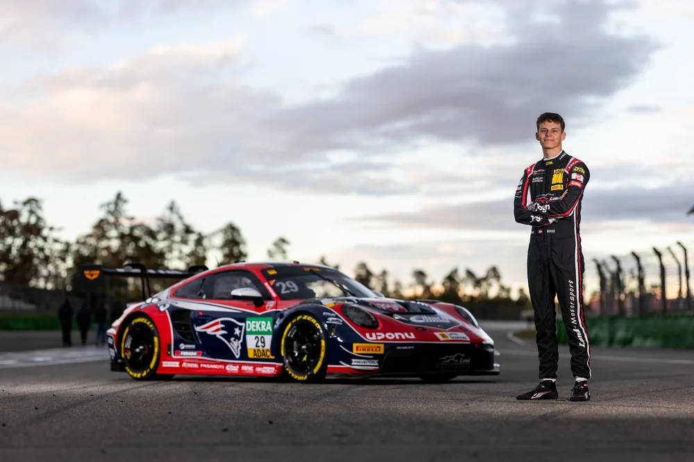 Bastian Buus startet im Porsche 911 GT3 R im Patriots-Look