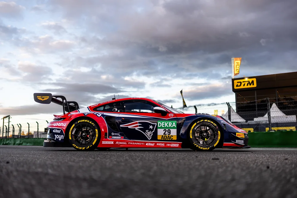 Der Porsche 911 GT3 R von Land-Motorsport trägt das markante Patriots-Logo auf den Türen
