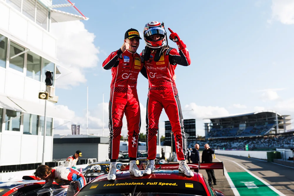 Freude pur: Kiano Blum und Niklas Kalus feiern ihren Debütsieg im ADAC GT Masters