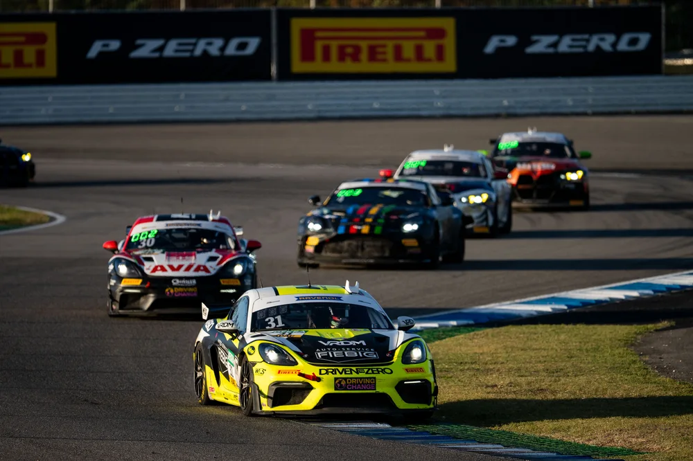 Nach Sieg von BMW und Porsche: Titelentscheidung in der ADAC GT4 Germany vertagt