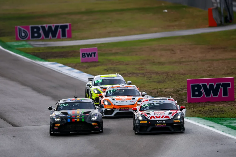 Tagessieger: Der Aston Martin von COSY Racing by ESM