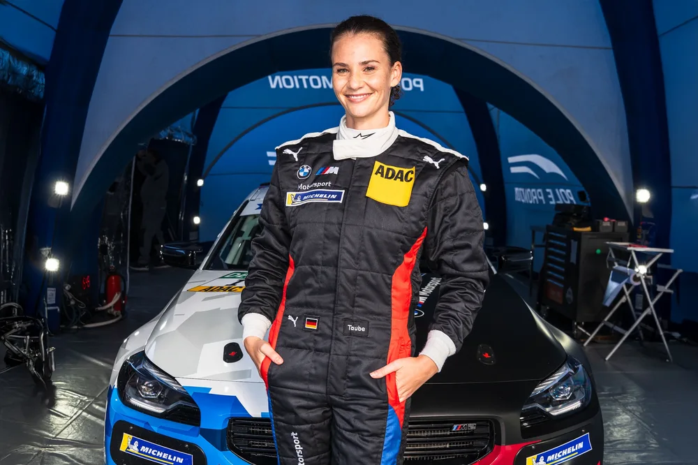 Model Betty Taube griff beim DTM-Wochenende selbst ins Lenkrad