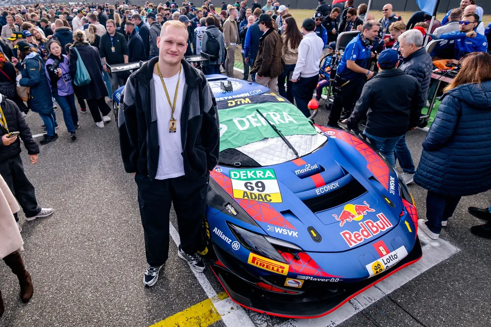 Handball-Nationalspieler David Späth hatte bei seinem DTM-Besuch großen Spaß