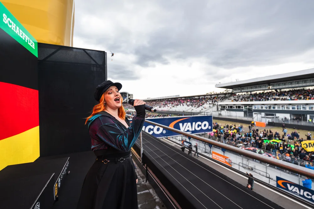 Julia Vieregge sang in Hockenheim die deutsche Nationalhymne