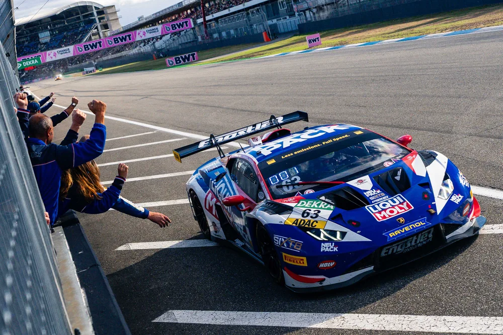 Jubel bei der Zieldurchfahrt: Der Lamborghini Huracán GT3 Evo 2 vom Liqui Moly Team Engstler Motorsport