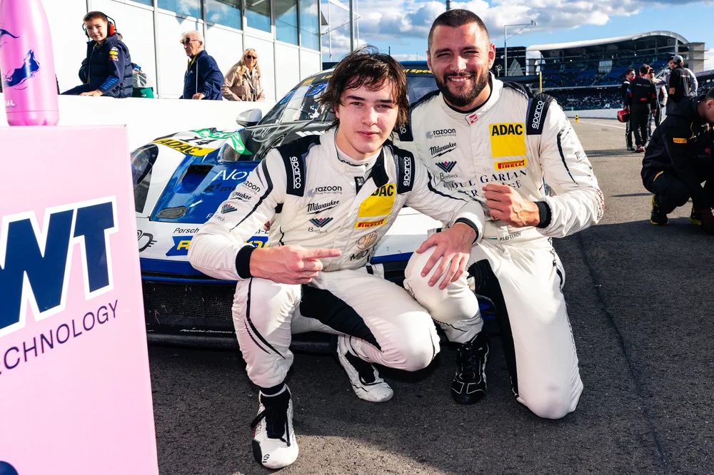 Mark Kastelic und Pavel Lefterov freuen sich über ihr zweites Saisonpodium
